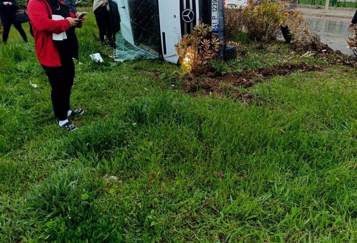 Servis minibüsü devrildi; 2 yaralı