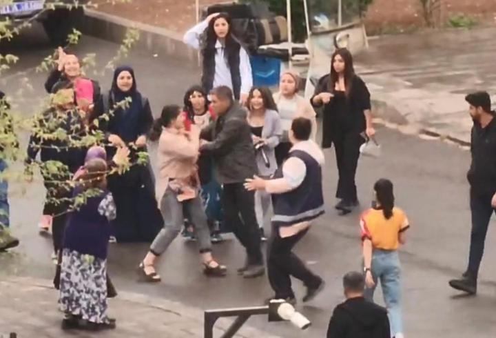 Adliye önünde tekmeli-yumruklu kavga