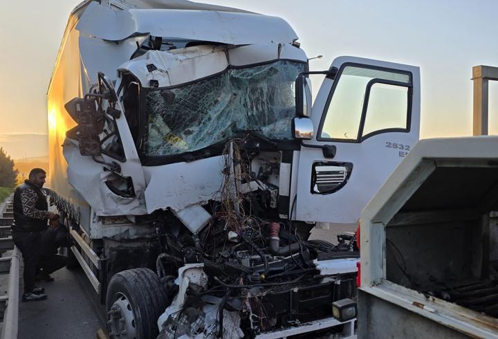 Kocaeli'de TIR'a çarpan kamyonun şoförü yaralandı