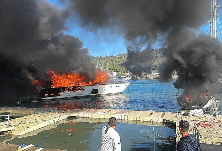 Fethiye'de teknede çıkan yangın, yanındaki 3 tekneye de sıçradı
