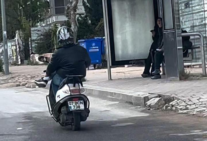 Motosiklette bacak bacak üstüne atıp yolculuk yaptı