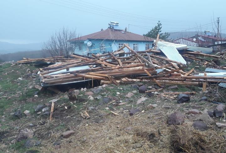 Gümüşhane'de fırtına 20 evin çatısını uçurdu