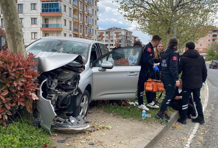 Otomobil ağaca çarptı: 3 yaralı