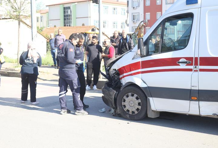 Antalya'da ambulans ile otomobil çarpıştı; 3 yaralı