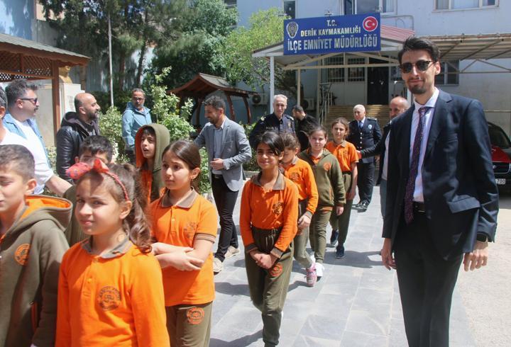 Derik'te öğrencilerden polis ekiplerine ziyaret