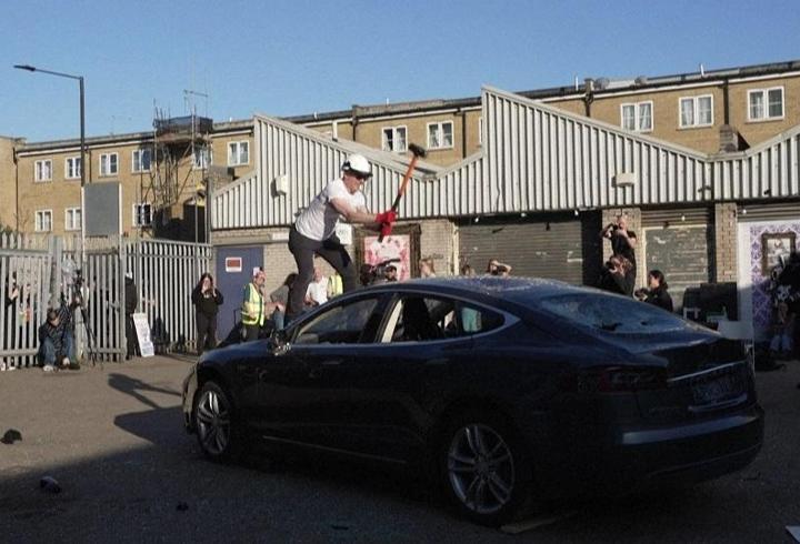 İngiltere'de 'Elon Musk' protestosu: Bir grup Tesla marka aracı balyozla parçaladı