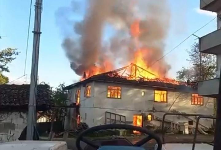 Zonguldak'ta 2 katlı ev alev alev yandı