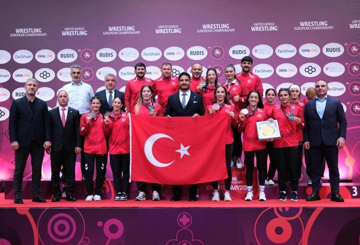 Milli güreşçilerden tarihi başarı