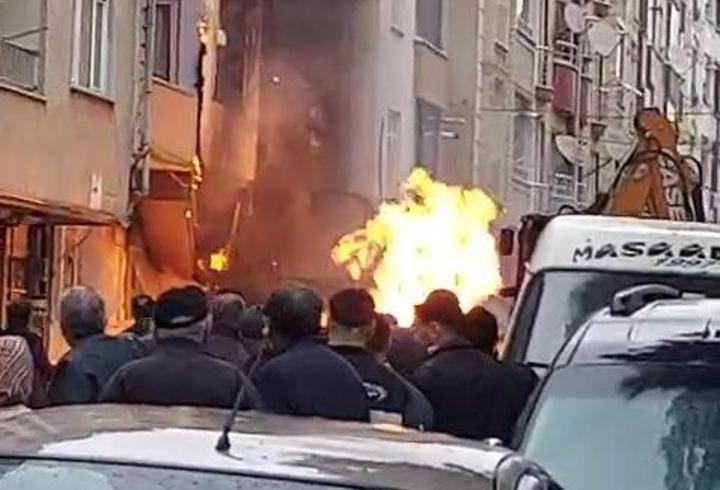 SON DAKİKA... İstanbul Avcılar'da doğalgaz patladı: 4 katlı binada yangın çıktı
