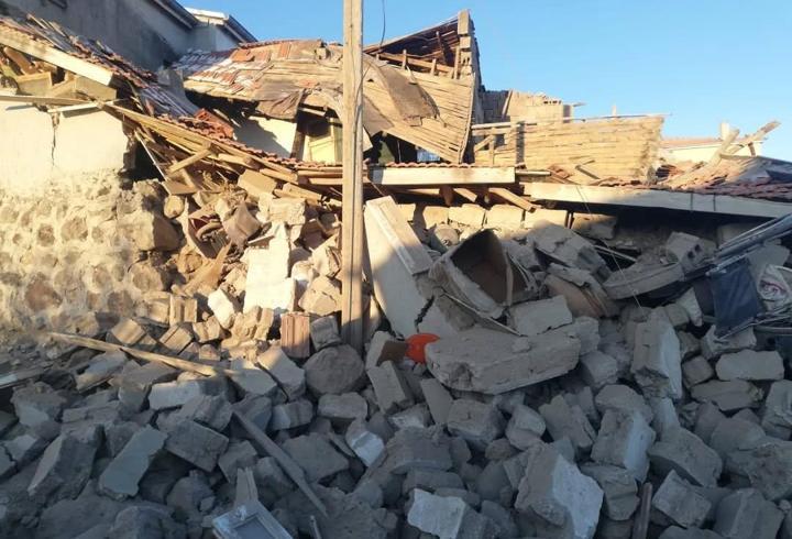 Ev ve altındaki ahır çöktü; 37 hayvan öldü