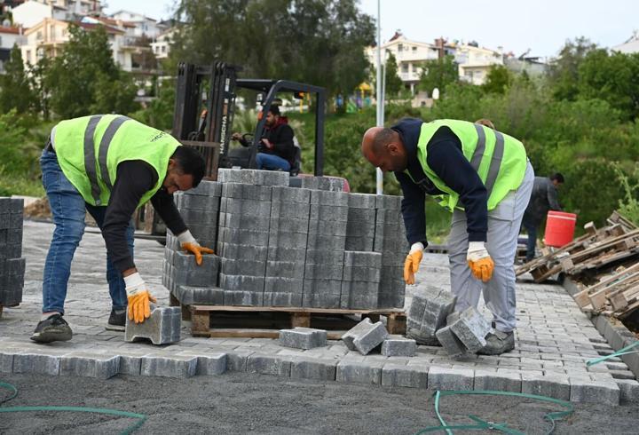 Kuşadası'nda üstyapı yatırımları sürüyor