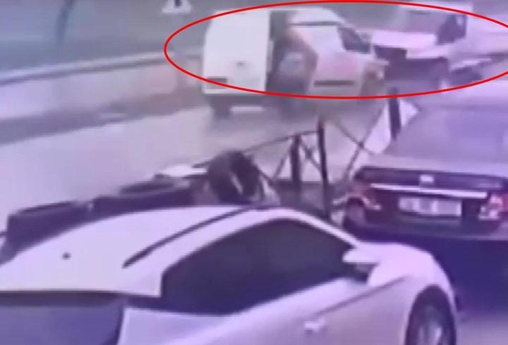 Kamyonet, refüjü aşıp minibüse çarptı; 1'i ağır, 2 yaralı