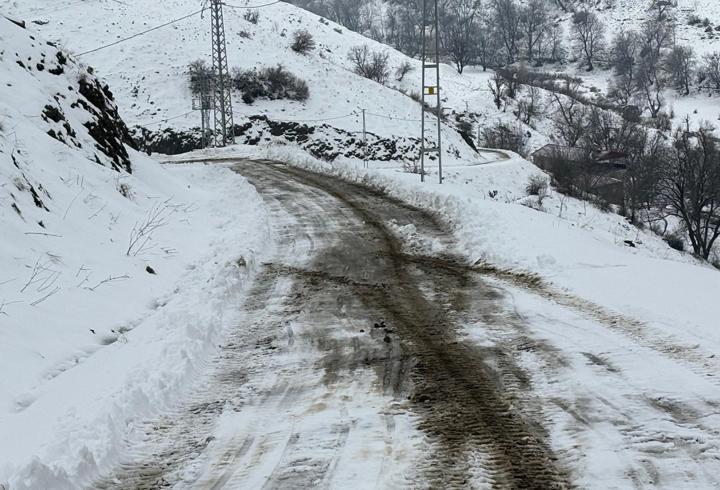 Siirt’te, kar nedeniyle kapanan köy yolu ulaşıma açıldı