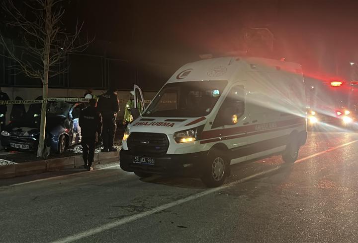Sivas'ta ağaca çarpan otomobilin sürücüsü öldü