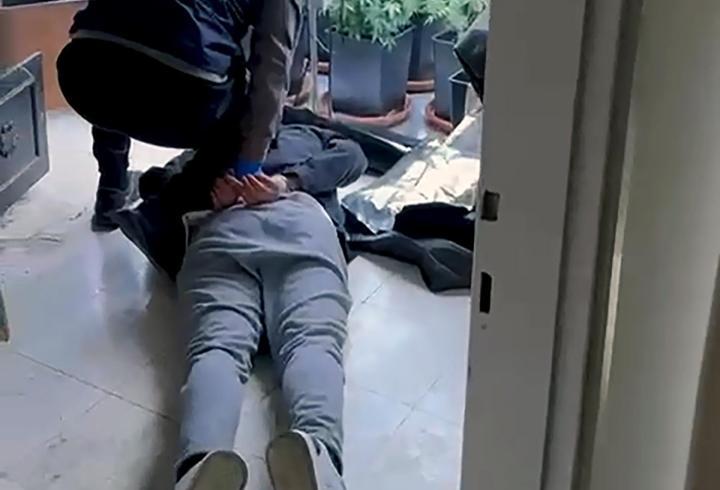 Evine kurduğu 3 serada uyuşturucu üretirken yakalandı