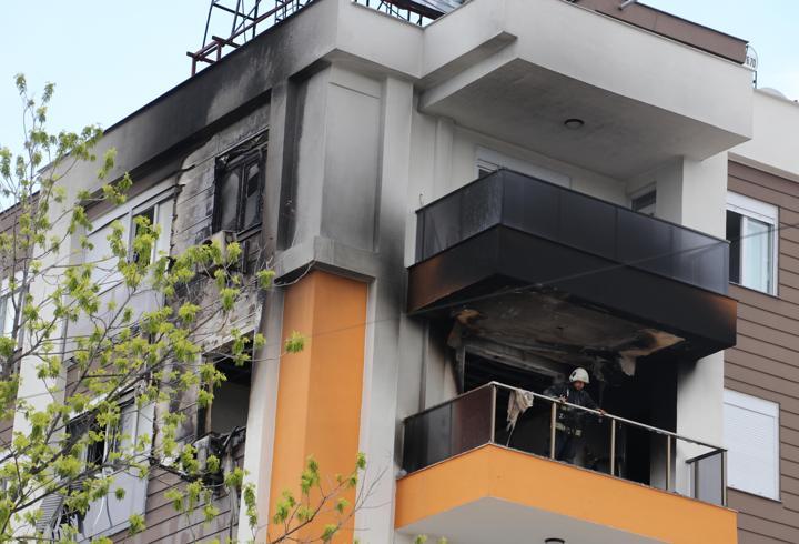 Üst daireye sıçrayan yangında, 1 kişi dumandan etkilendi