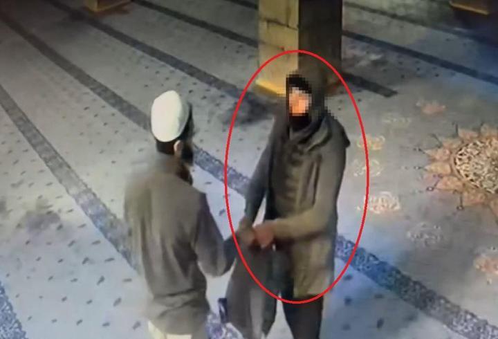 Kayseri'de tarihi camide hırsızlık girişimi kamerada