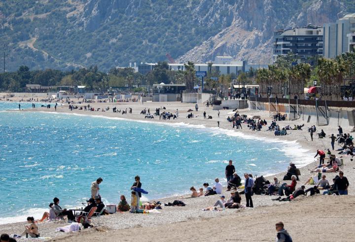 Antalya'da güneşli havanın keyfini sahilde çıkardılar