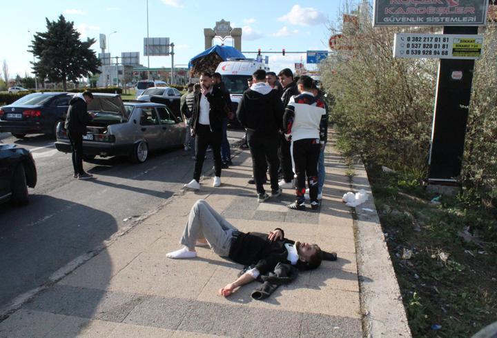 Otomobil, hafif ticari araca çarptı: 6 yaralı