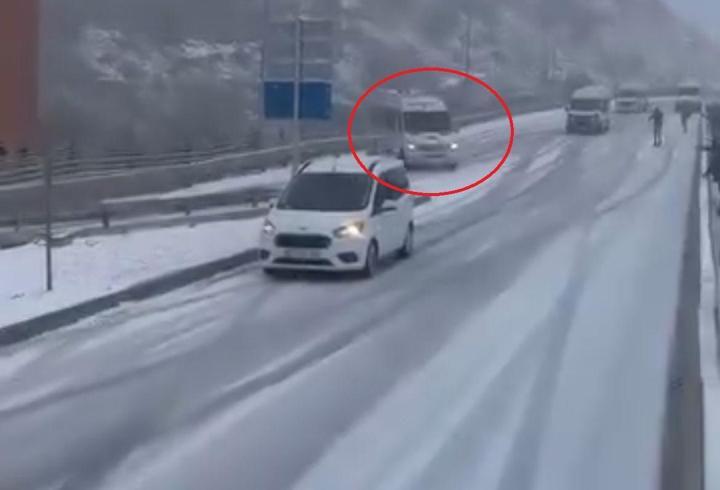 Devrilen minibüse otombil çarptı; kaza kamerada