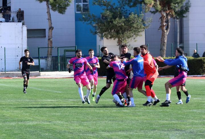 Amatör maçta saha karıştı