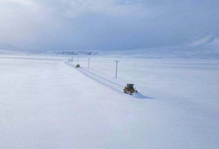 Ağrı'da 124 yerleşim yerinin yolu kardan kapandı