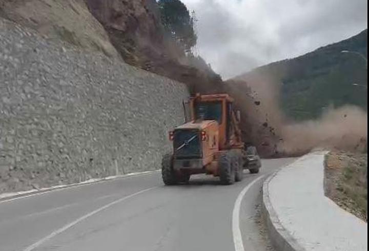 Artvin’de operatörün heyelandan son anda kurtulduğu anlar kamerada