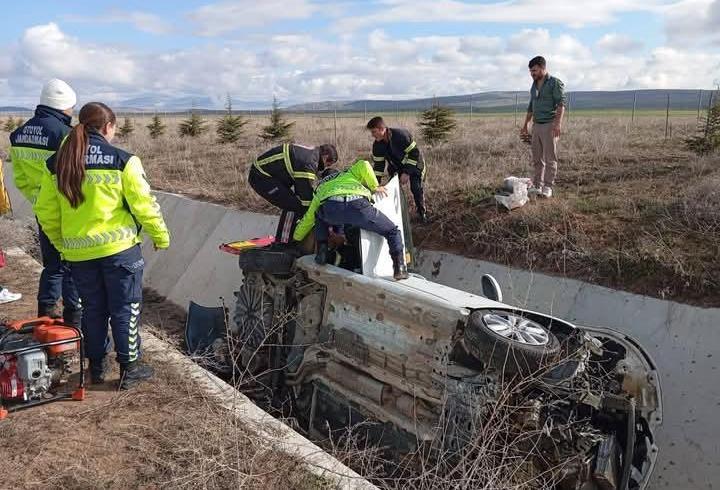 Otomobil sulama kanalına devrildi : 4 yaralı