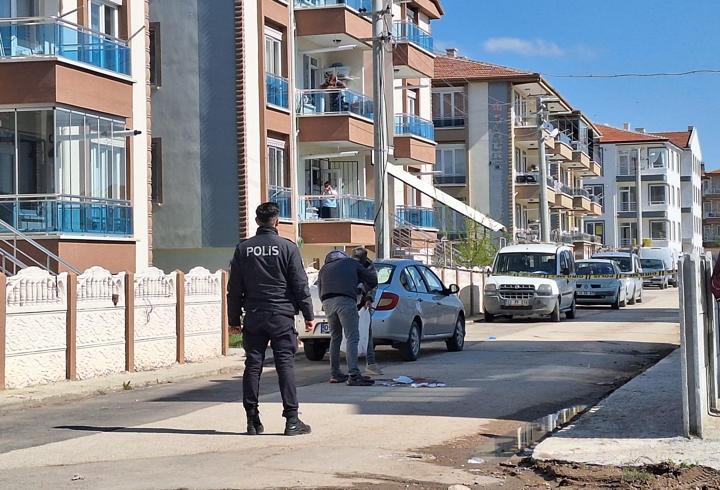 Tartıştığı eşini tabancayla öldürüp, intihara kalkıştı
