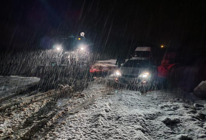 Elazığ’da, karda mahsur kalan araçlar kurtarıldı