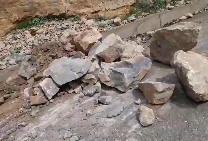 Siirt'te kaya parçaları yola düştü