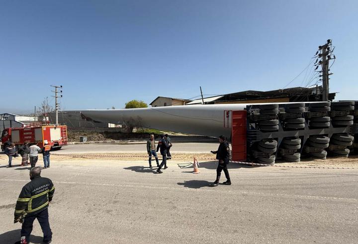 Çanakkale'de Rüzgar Türbini Pervanesi Taşıyan TIR Devrildi