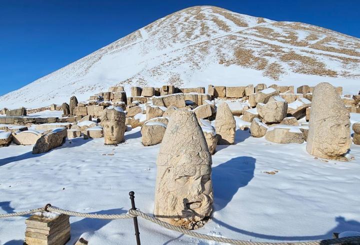 Nisan'da Nemrut Dağı'nda Turistlere Kar Sürprizi