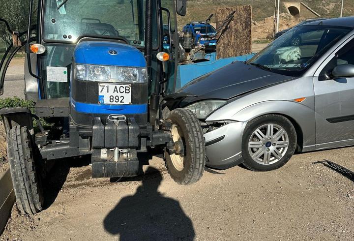 Otomobil ile traktör çarpıştı; 3 jandarma personeli yaralı