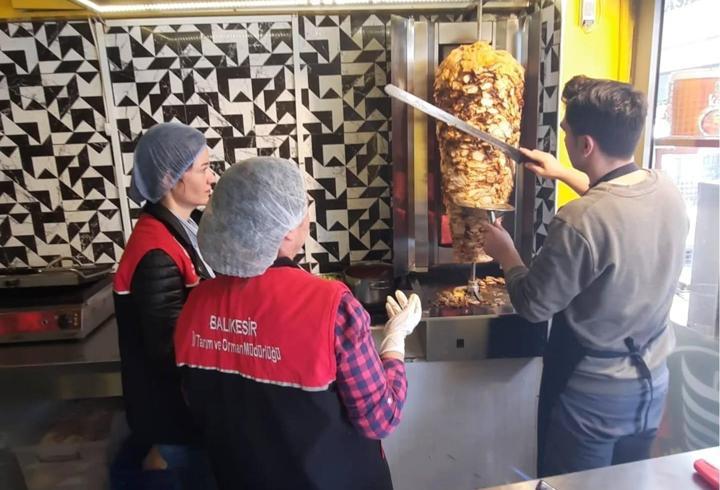 Edremit'te döner satışı yapan işletmeler denetlendi