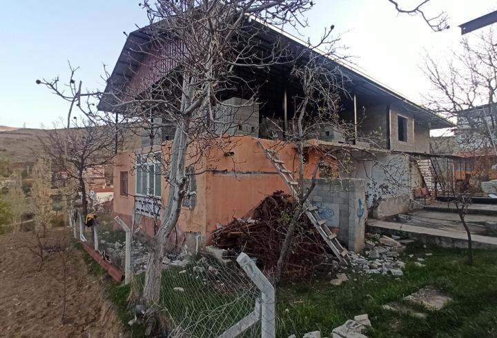 Tek katlı evin duvarını onarırken dengesini kaybedip zemine düştü