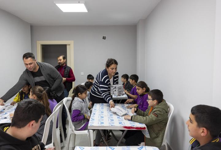 Mersin’de LGS’ye hazırlanan öğrencilere yemek ikramı 