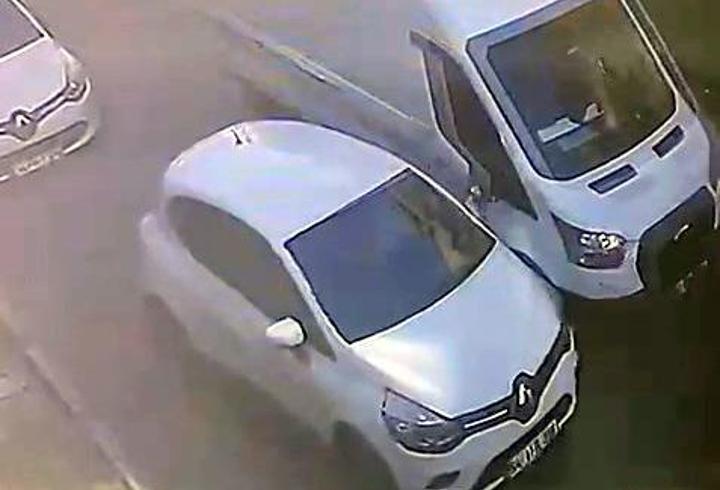 Avcılar'da park halindeki otomobile çarpan minibüs kaçtı