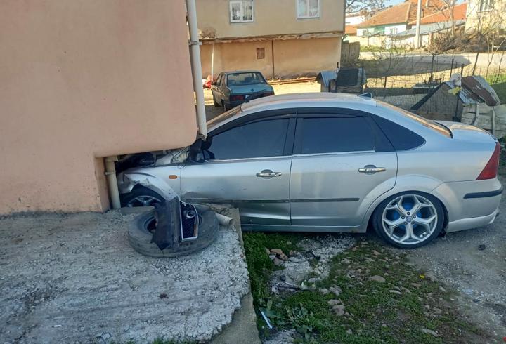 Otomobiller çarpıştı: 4 yaralı