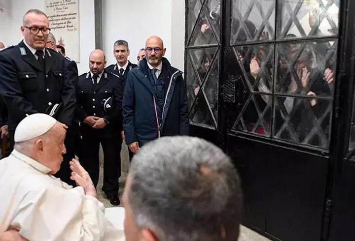Papa cezaevinde mahkumları ziyaret etti