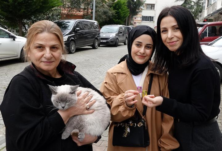 Kaybolan Kediyi Bulan Kadın Altınla Ödüllendirildi