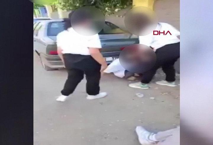 Adana'da korkunç görüntüler: 3 kız 'küfür' tartışmasında arkadaşını darbetti!