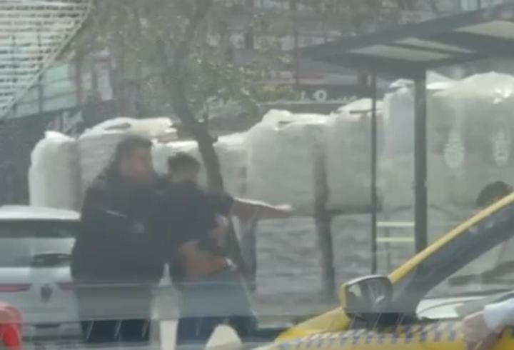 İstanbul- Sancaktepe'de sürücülerin yumruklu kavgası kamerada