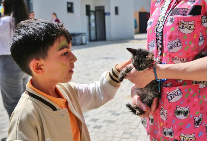 Bursa'da Çocuklar Sokak Hayvanlarıyla Buluştu