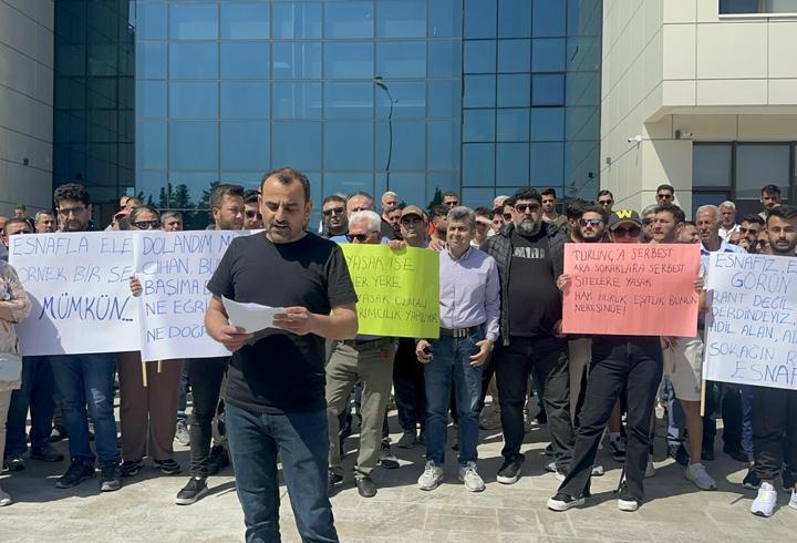 Marmaris’te esnaf belediyenin önünde eylem yaptı