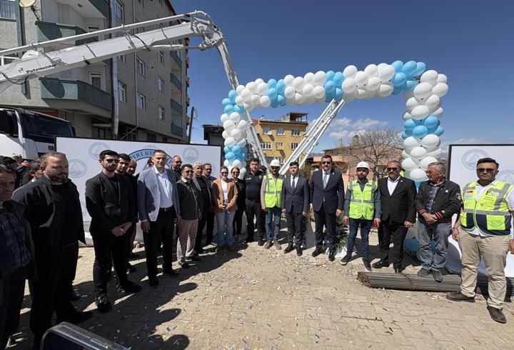 Suşehri Belediyesi tarafından yaptırılan iş yerlerin temeli atıldı