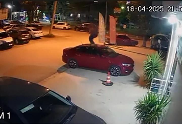 Otomobilin üzerinde zıplayıp, park halindeki araçlara zarar verdi