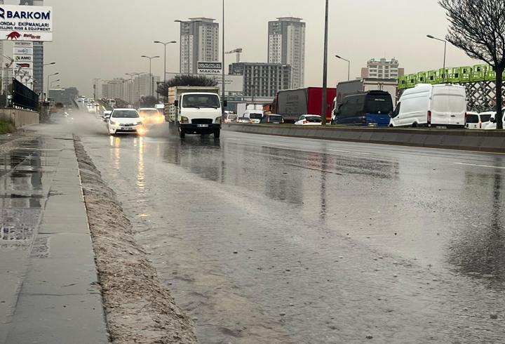 Ankara'da Sağanak Yağışı: Cadde ve Sokaklar Su Altında