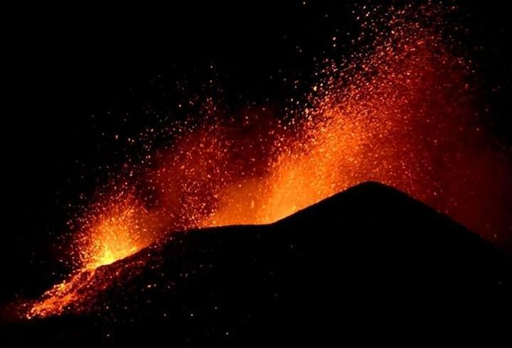 Etna Yanardağı yeniden faaliyette! Lav ve kül geceyi aydınlattı...