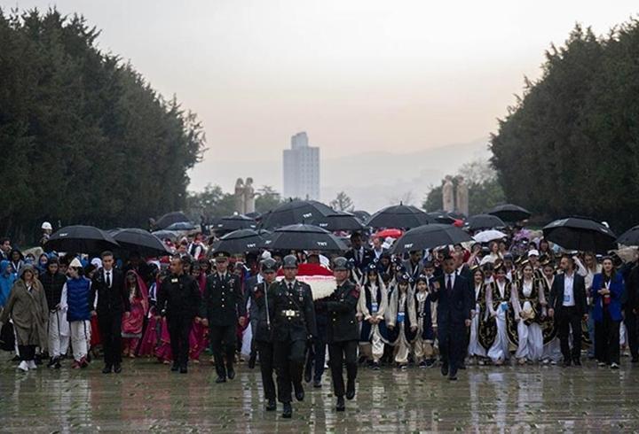 Dünya çocukları Anıtkabir'i ziyaret etti